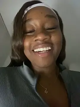 babyaylin – webcam model profile photo Image 2