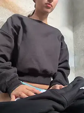 AmiLewis – webcam model profile photo Image 9