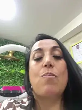 Alina_Vibe_Me – webcam model profile photo Image 2