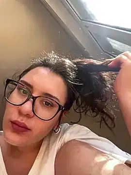 Alyshanon18 – webcam model profile photo Image 2