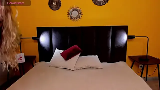 Lovebirdss – webcam model profile photo Image 6