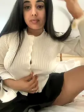 Real18sis_sex_sis – webcam model profile photo Image 5