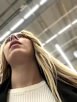 Charly_ – webcam model profile photo Image 16