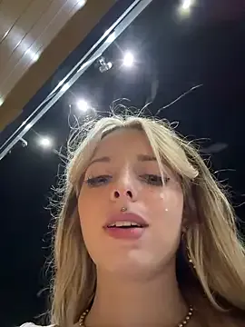 Charly_ – webcam model profile photo Image 8