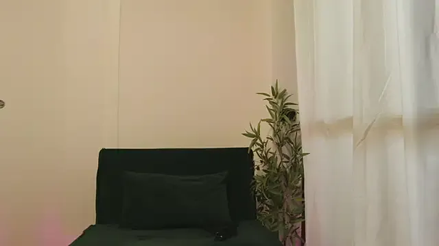 MilaRed69 – webcam model profile photo Image 9