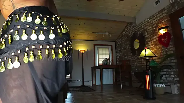 emma_tour – webcam model profile photo Image 4