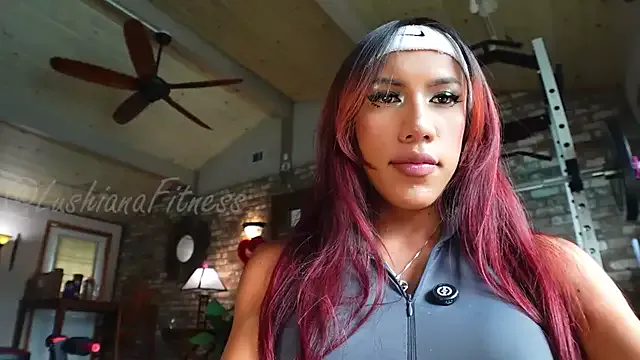 emma_tour – webcam model profile photo Image 9