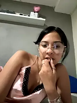 EmiliaCatalina – webcam model profile photo Image 13