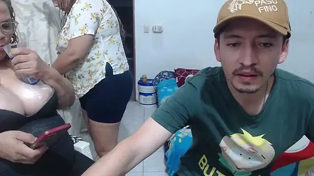 sareandrob – webcam model profile photo Image 18