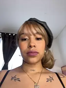 hot_wife_35 – webcam model profile photo Image 17