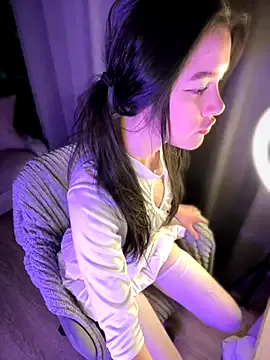 4U143 – webcam model profile photo Image 5