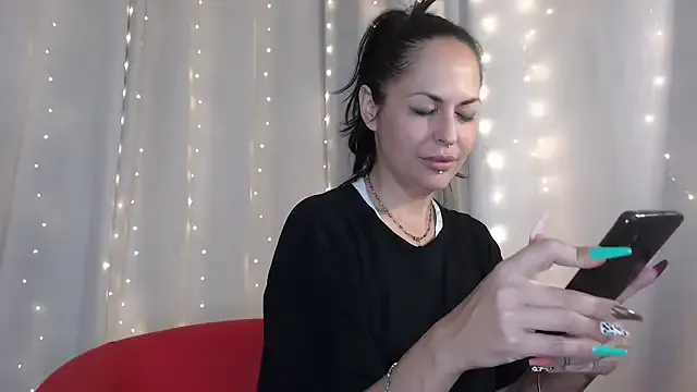 EmiliaCatalina – webcam model profile photo Image 2