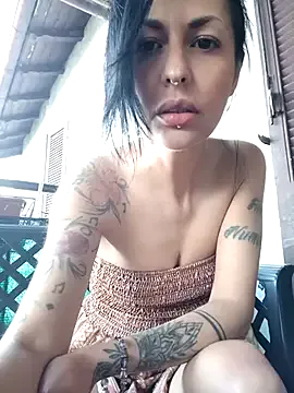 EmiliaCatalina – webcam model profile photo Image 5