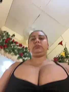 SLZAARA – webcam model profile photo Image 2