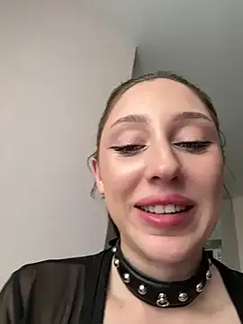 4U143 – webcam model profile photo Image 4