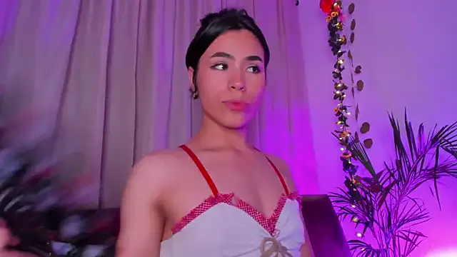 AmiLewis – webcam model profile photo Image 3