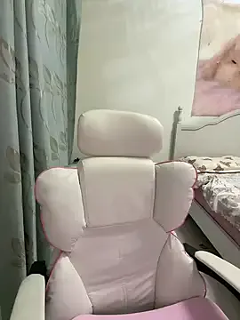 AYW-21 – webcam model profile photo Image 12