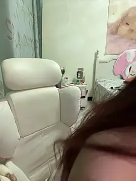 AYW-21 – webcam model profile photo Image 5