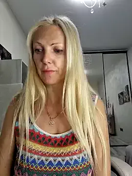 Evelinia – webcam model profile photo Image 18