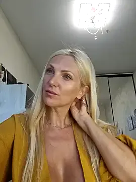 Evelinia – webcam model profile photo Image 8