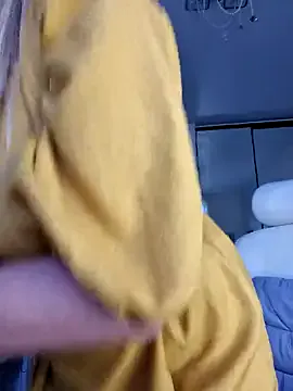 Evelinia – webcam model profile photo Image 9