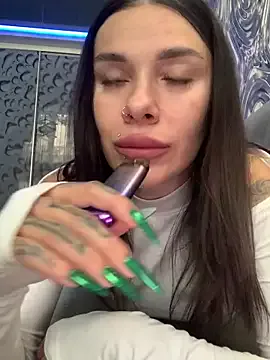 STRIP_GLOW – webcam model profile photo Image 11