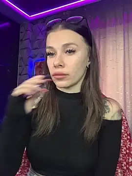 STRIP_GLOW – webcam model profile photo Image 17