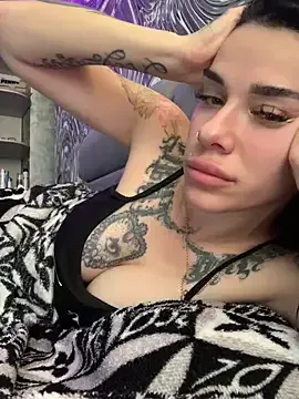 STRIP_GLOW – webcam model profile photo Image 4