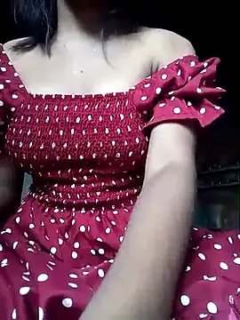 EmiliaCatalina – webcam model profile photo Image 5