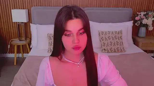 EmiliaCatalina – webcam model profile photo Image 5