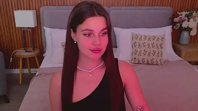 EmiliaCatalina – webcam model profile photo Image 6