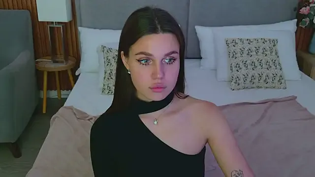 EmiliaCatalina – webcam model profile photo Image 7