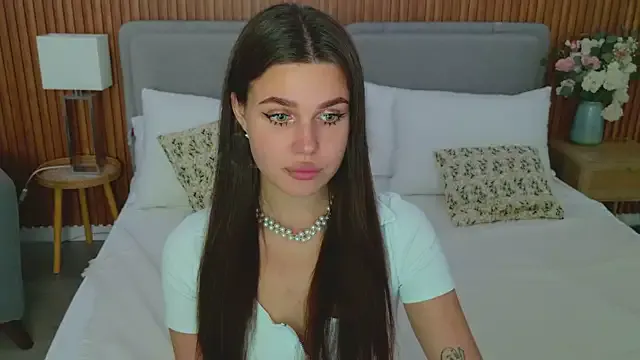 EmiliaCatalina – webcam model profile photo Image 9