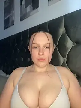 EmiliaCatalina – webcam model profile photo Image 6