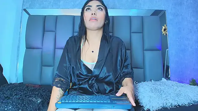 TopsyWilde – webcam model profile photo Image 2