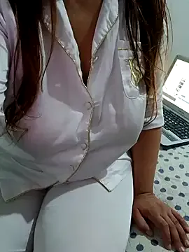 LaureMestler – webcam model profile photo Image 16