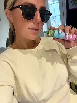 Lana-Grey – webcam model profile photo Image 9