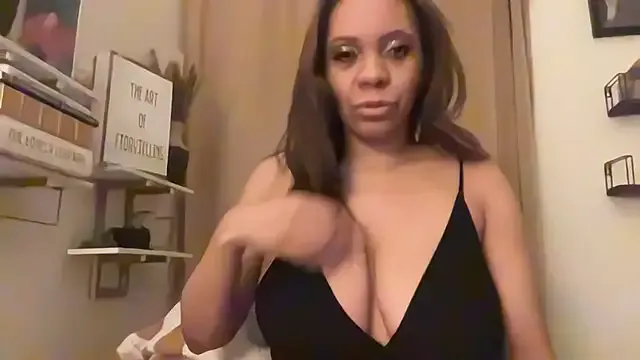 thanusi_2 – webcam model profile photo Image 11