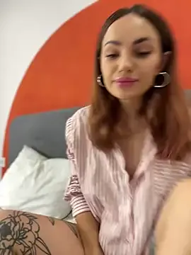 STRIP_GLOW – webcam model profile photo Image 6