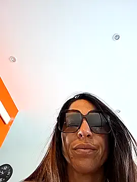 4U143 – webcam model profile photo Image 11