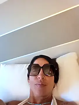 4U143 – webcam model profile photo Image 13