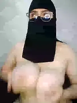 hot_wife_35 – webcam model profile photo Image 2