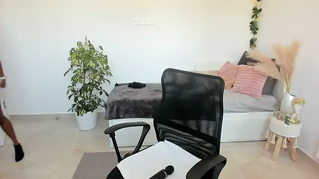 kimkatyrides – webcam model profile photo Image 12