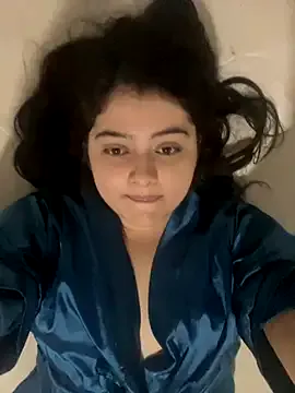 4U143 – webcam model profile photo Image 17