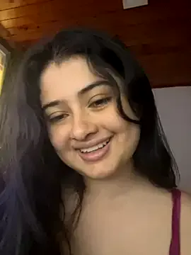 4U143 – webcam model profile photo Image 4