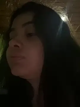 4U143 – webcam model profile photo Image 8