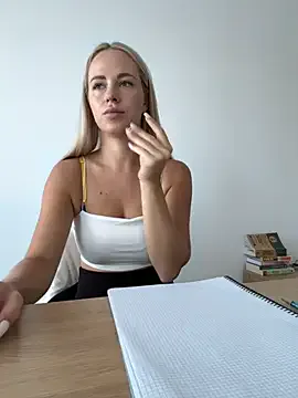 Almmaxxxx – webcam model profile photo Image 15