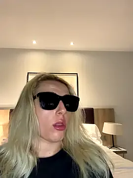 EmiliaCatalina – webcam model profile photo Image 11