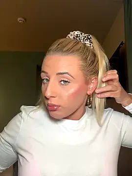 EmiliaCatalina – webcam model profile photo Image 15