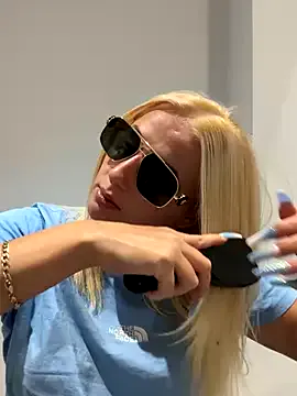 EmiliaCatalina – webcam model profile photo Image 3